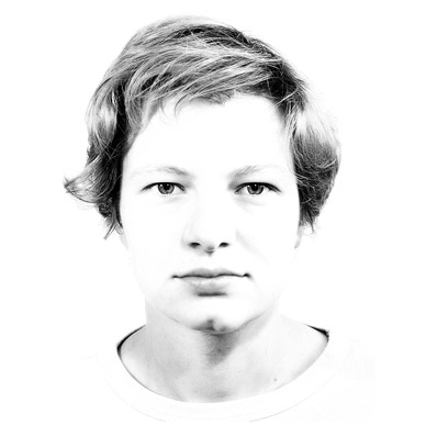 Schwarzweiß-Portrait Junge Frau